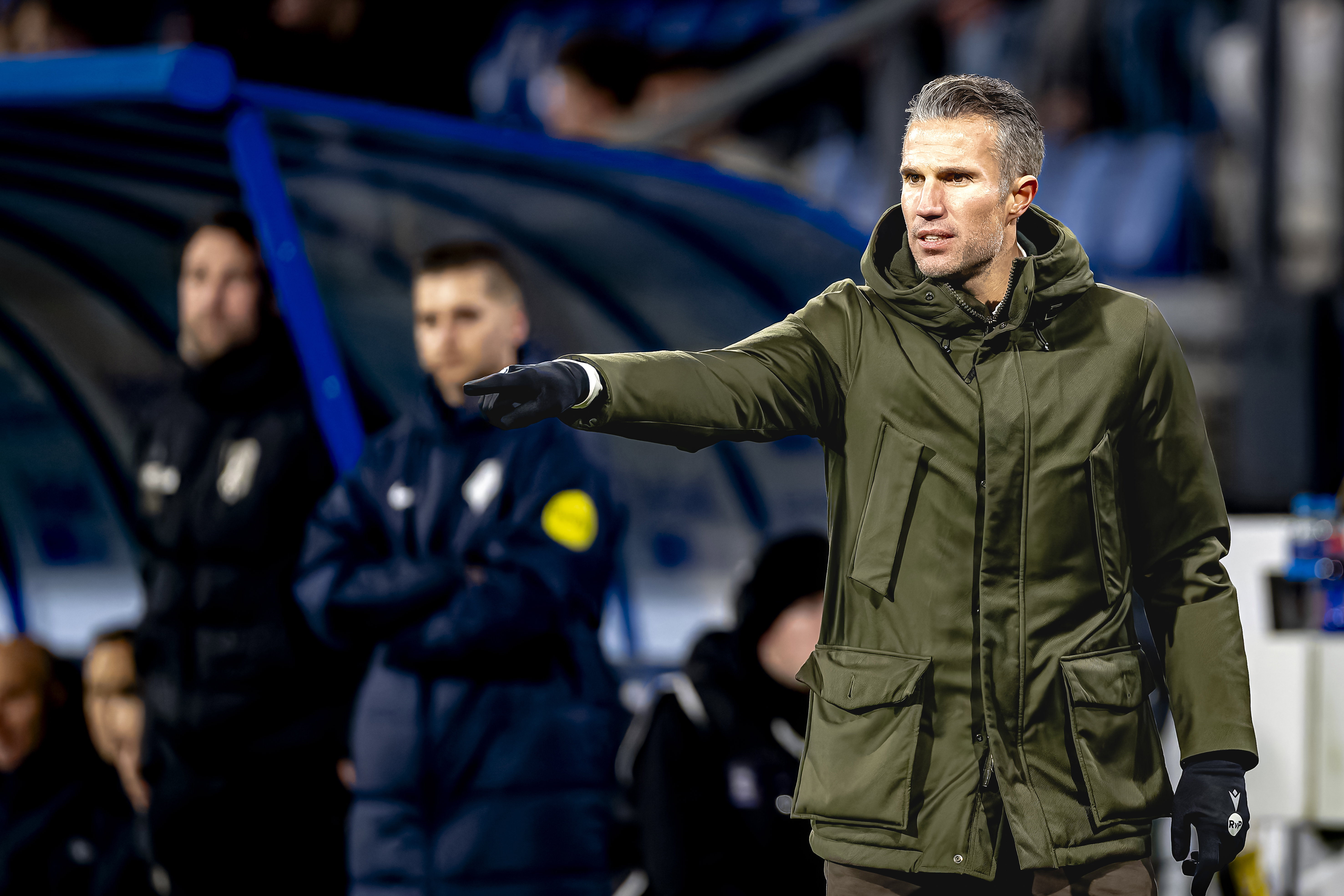 Robin van Persie geeft aanwijzingen in het Abe Lenstra Stadion