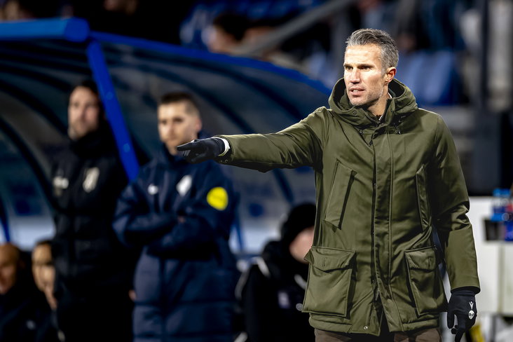 Robin van Persie geeft aanwijzingen in het Abe Lenstra Stadion