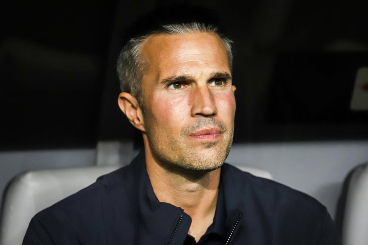 Robin van Persie kijkt toe vanuit de dug-out
