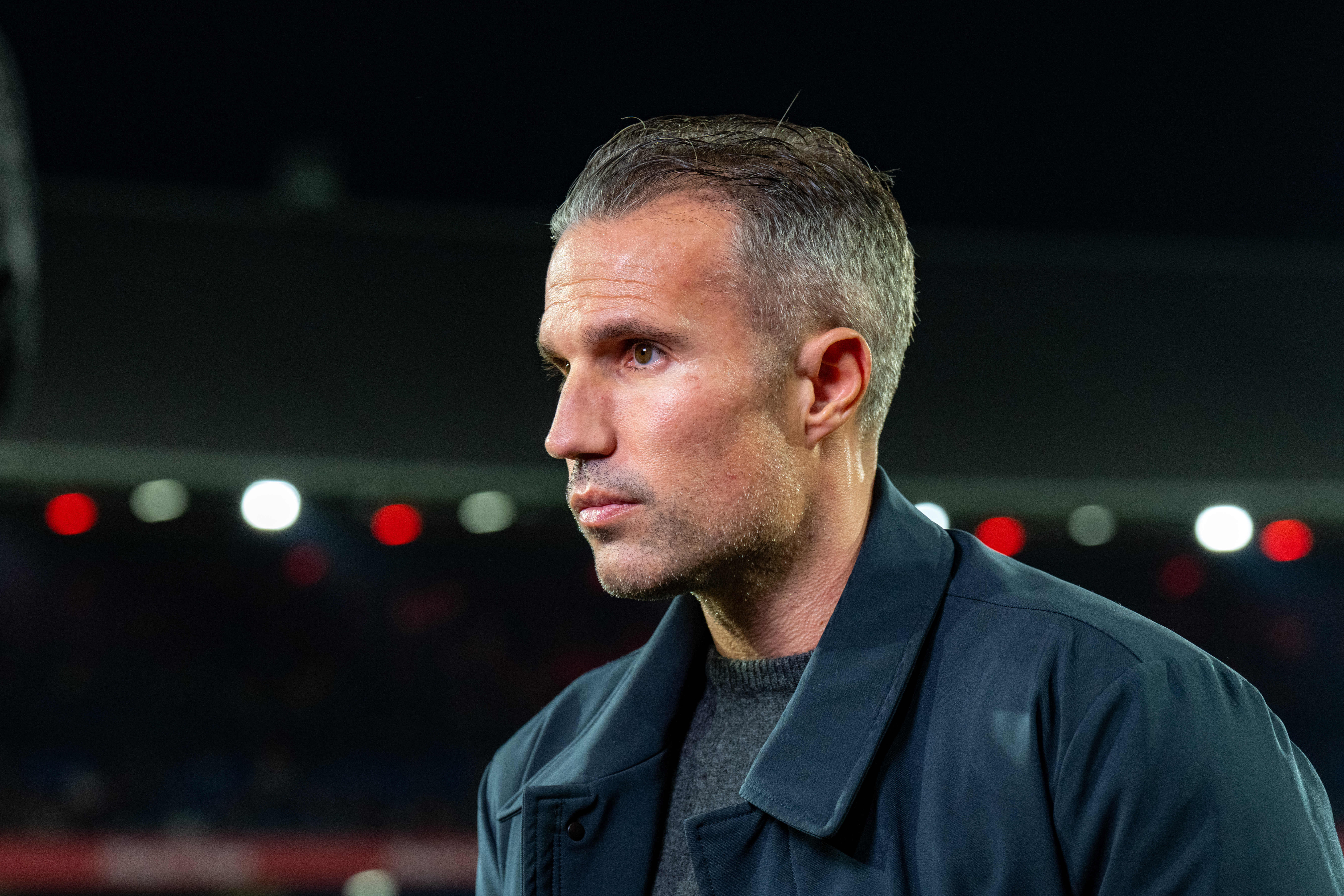 Robin van Persie langs de lijn in De Kuip