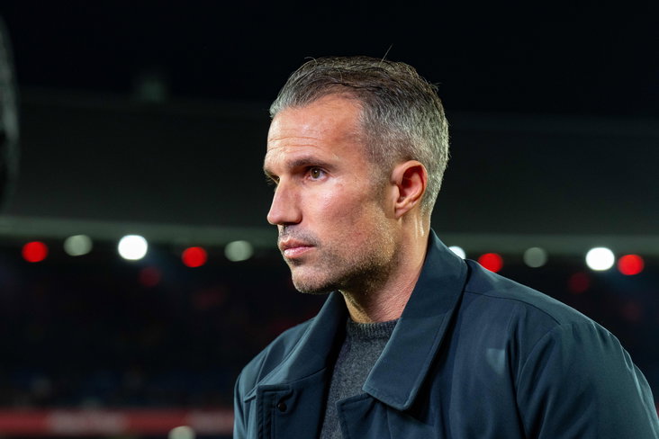 Robin van Persie langs de lijn in De Kuip