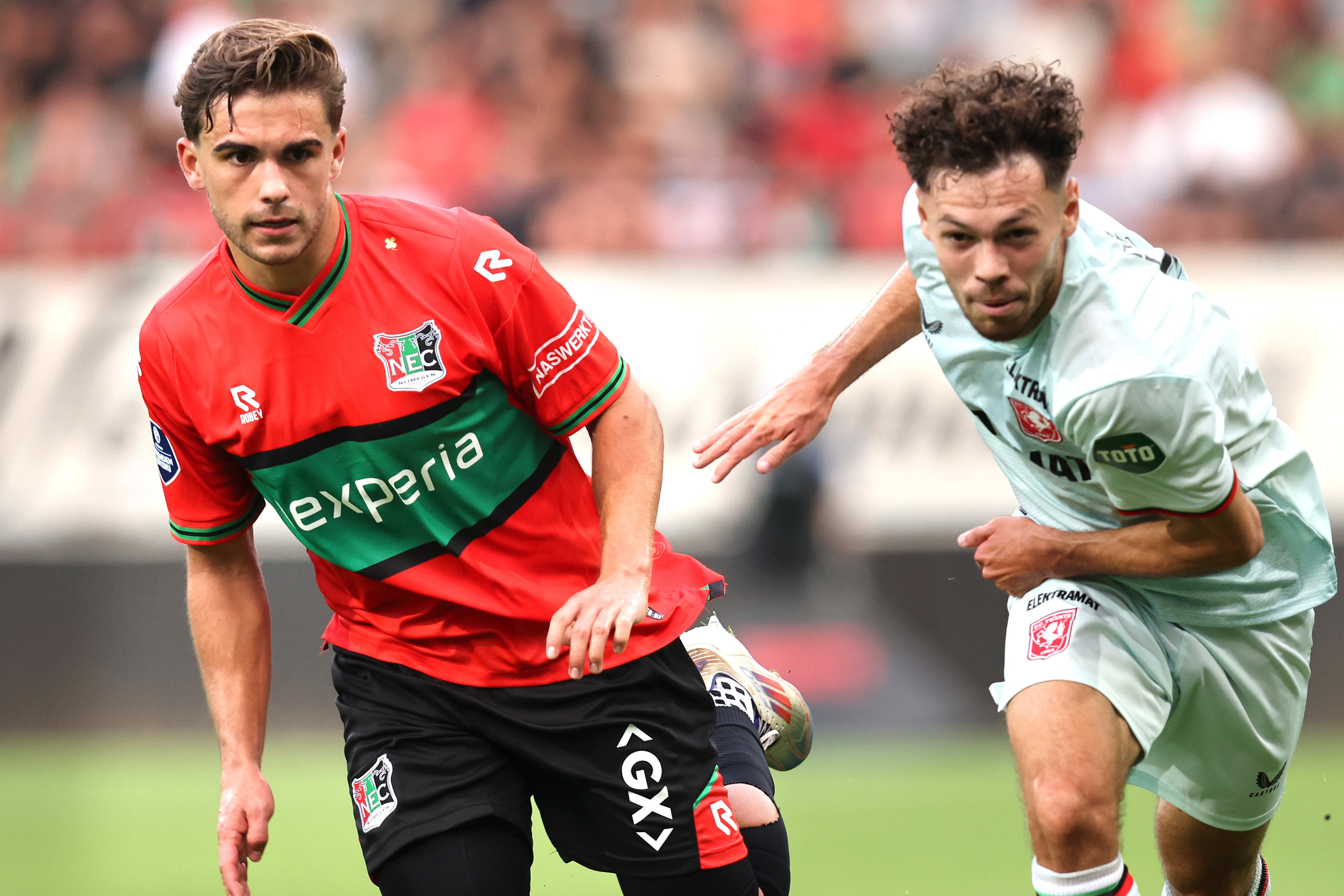 Bart van Rooij (NEC) tegenover Mitchell van Bergen (FC Twente)