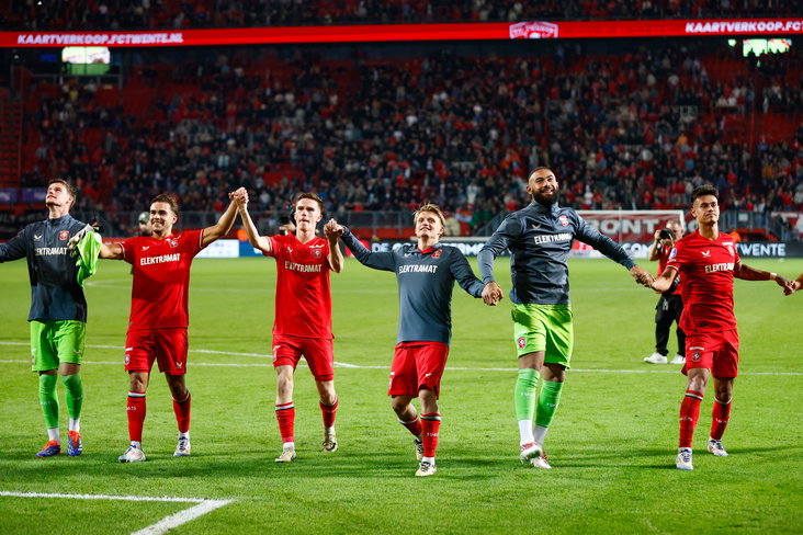 FC Twente-spelers vieren feest met de fans na de zege tegen SC Heerenveen