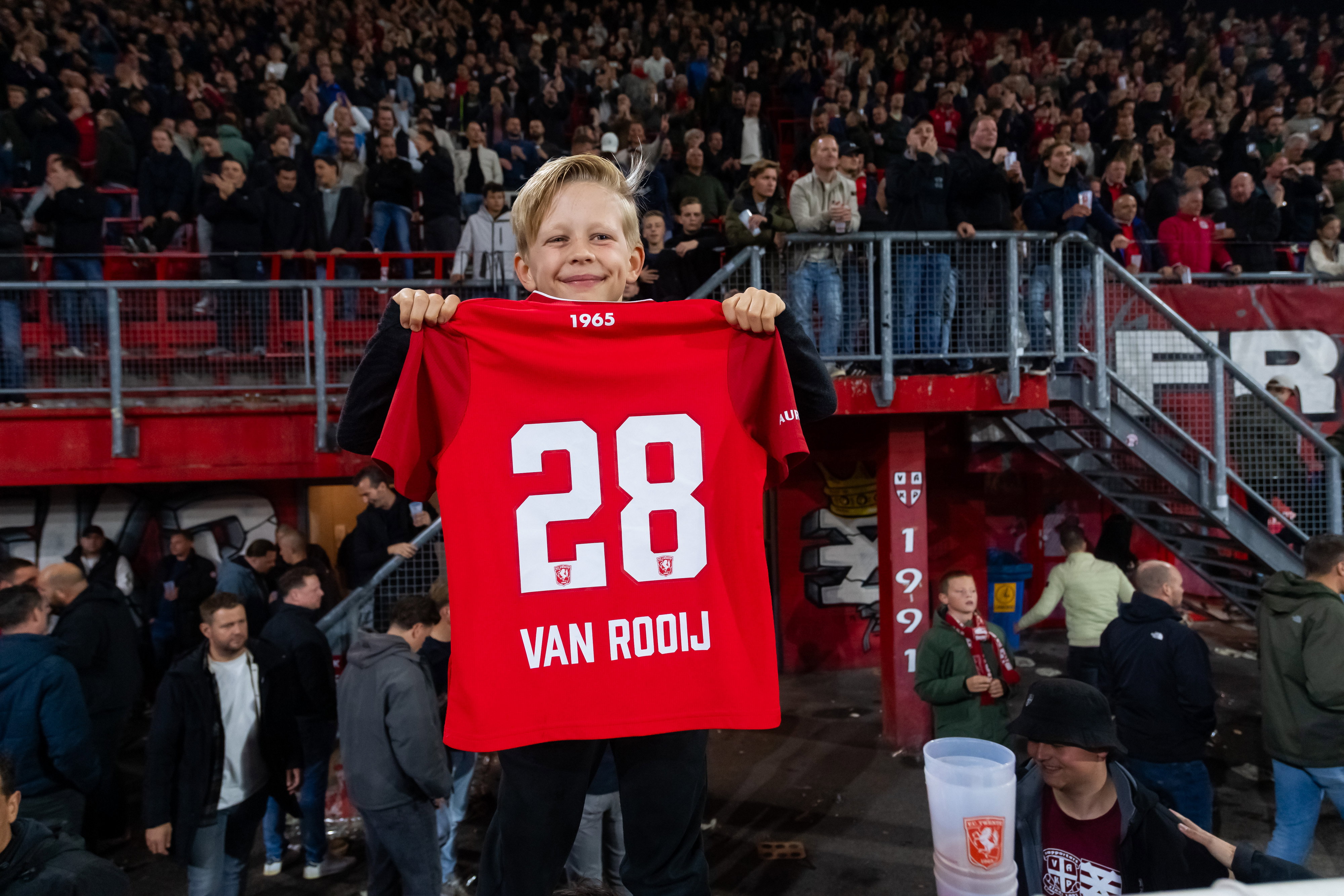 Een jonge FC Twente-fan poseert voor Vak P met het shirt van Bart van Rooij
