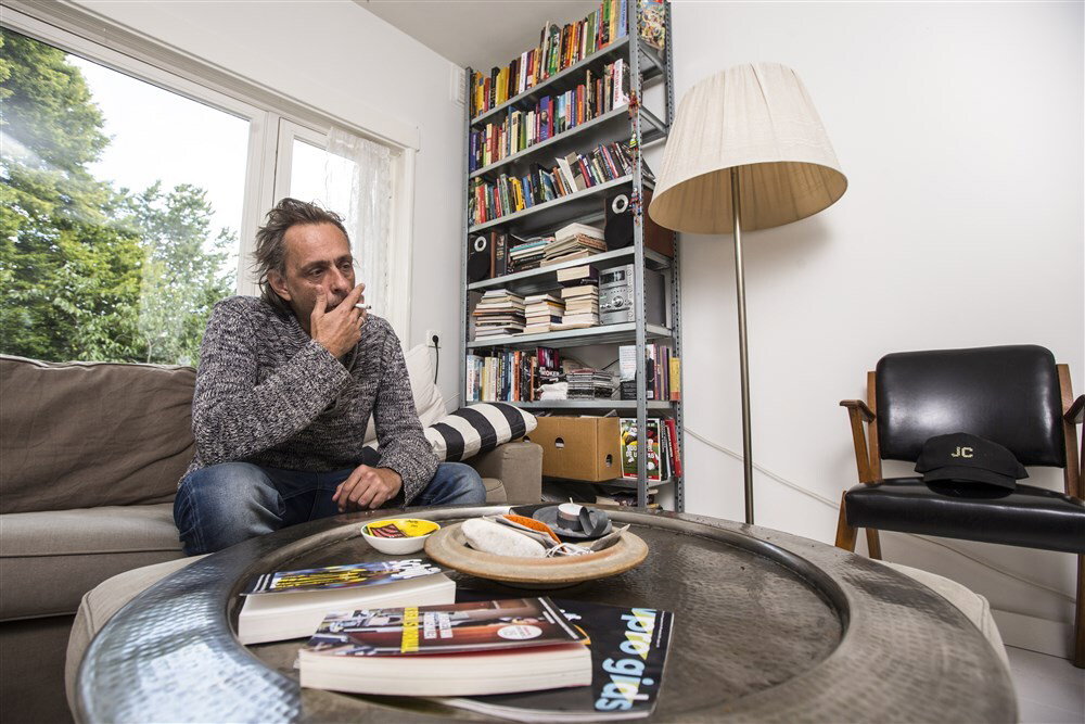 Marcel van Roosmalen aan het roken