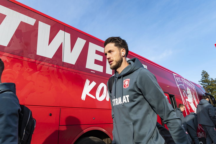 Ricky van Wolfswinkel bij de spelersbus van FC Twente