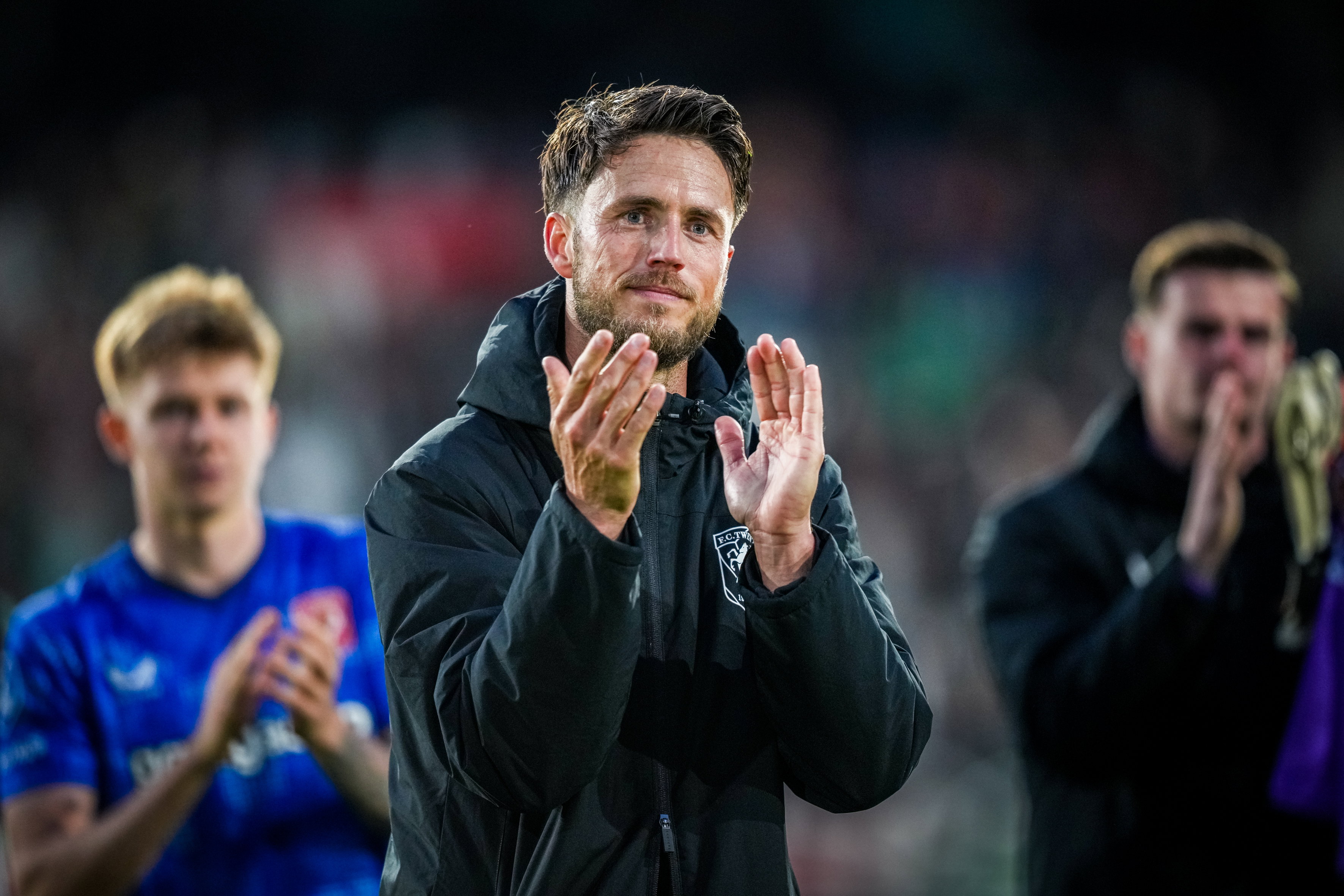 Ricky van Wolfswinkel bedankt de meegereisde FC Twente-fans in het uitvak