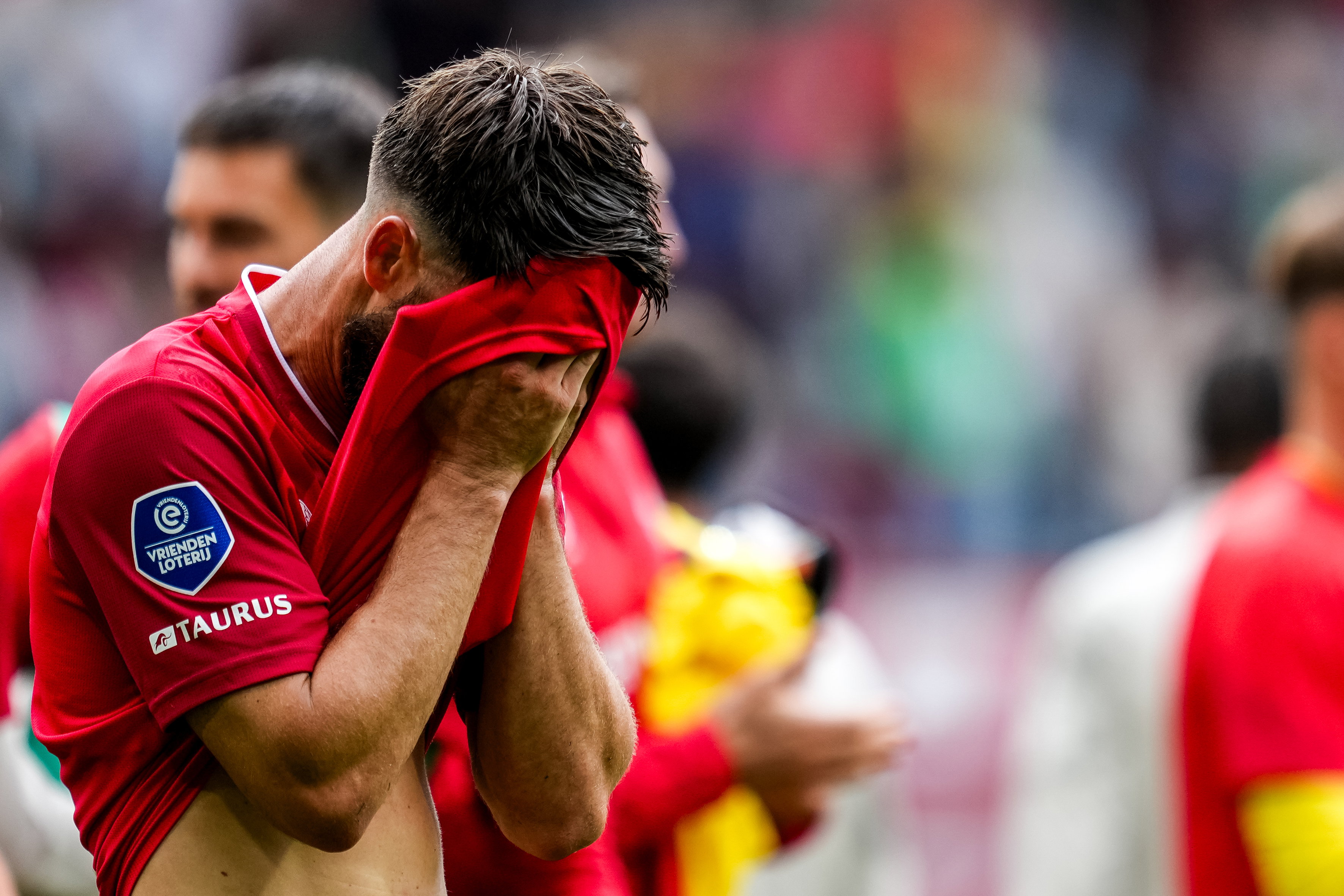 Ricky van Wolfswinkel baalt na de nederlaag van FC Twente
