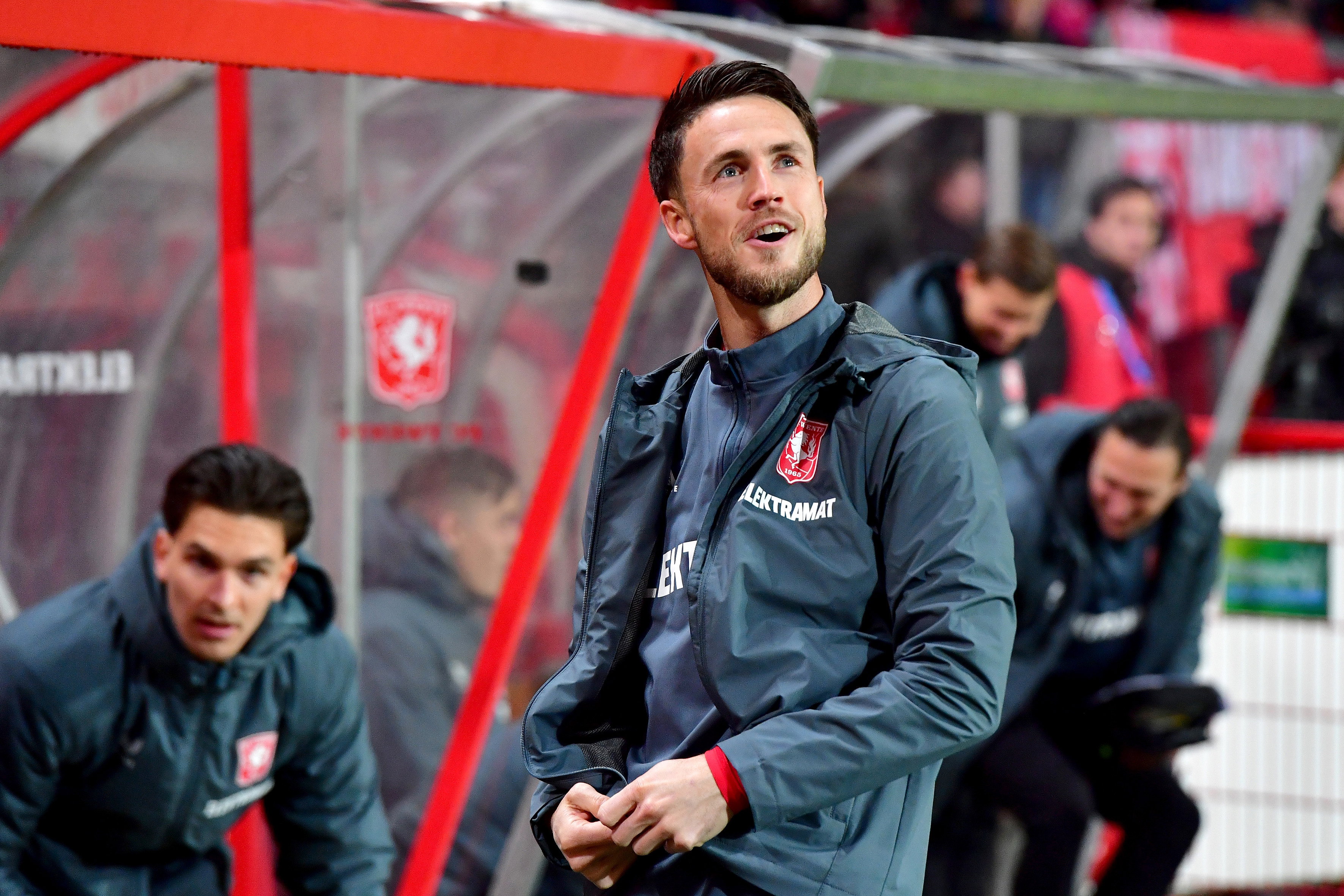 Van Wolfswinkel bij de bank van FC Twente