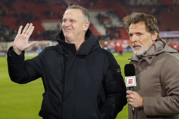 John van den Brom zwaait naar een bekende in De Grolsch Veste