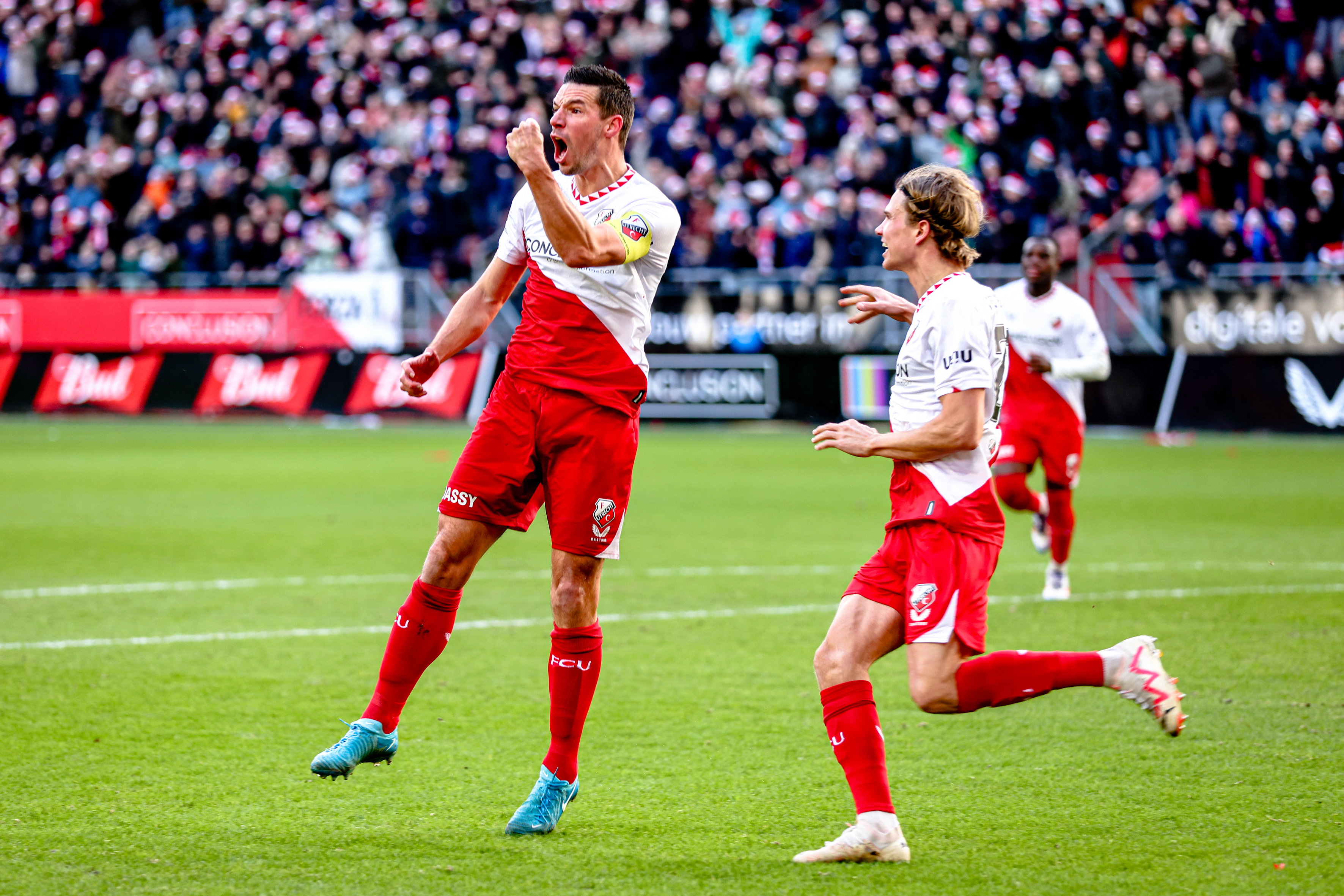 Nick Viergever juicht na een goal in de Galgenwaard
