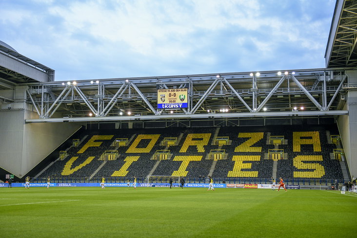 Een lege Gelredome met de tekst 'Forza Vites'