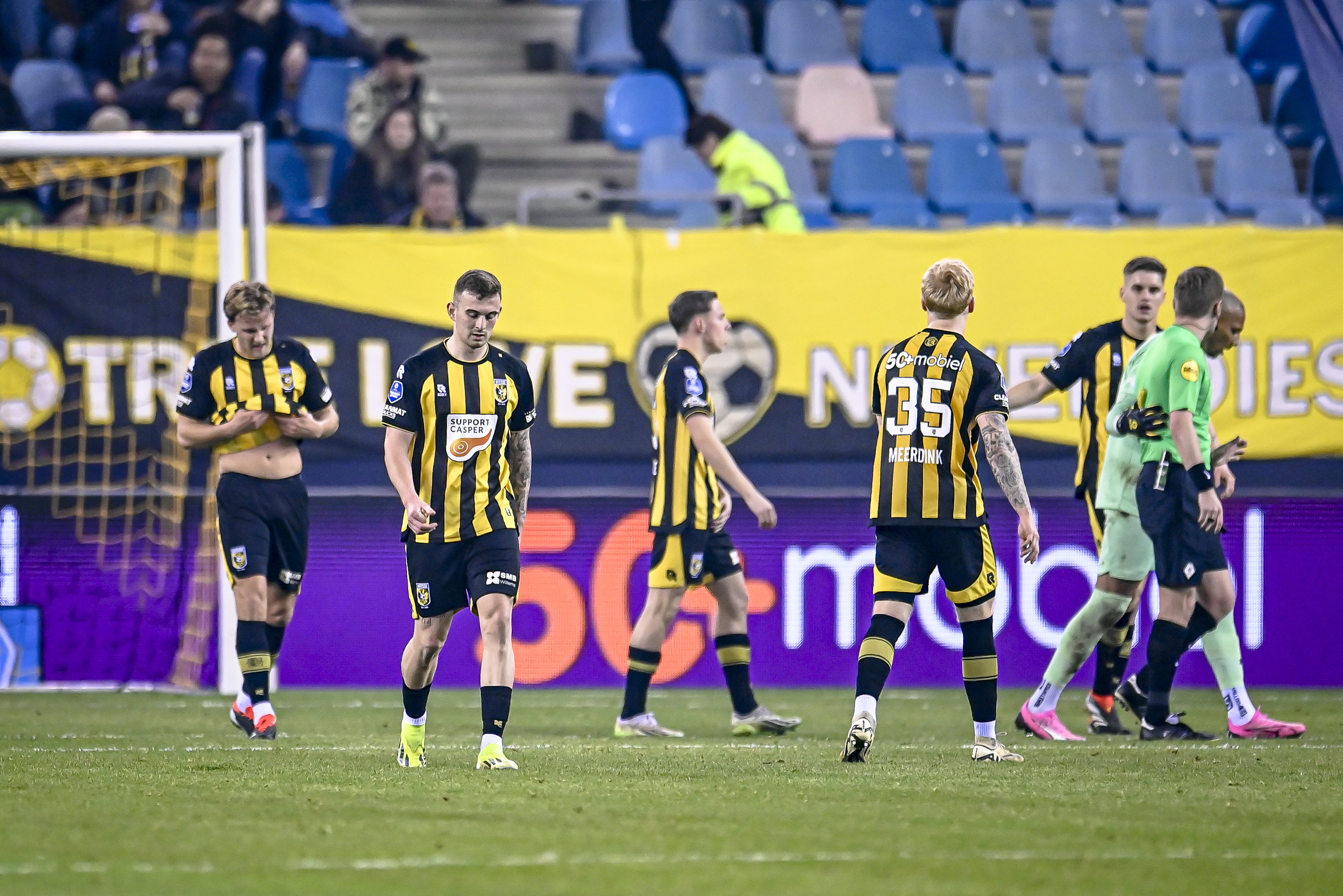 Vitesse-spelers protesteren na de winnende goal van Brenet