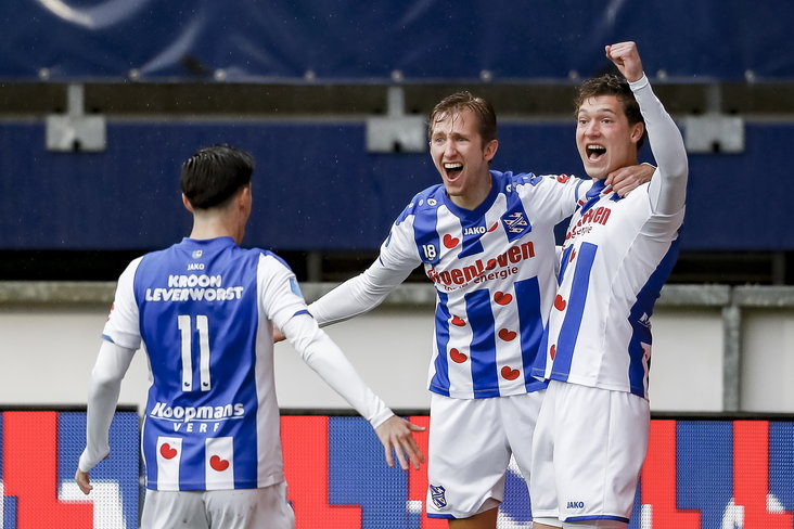 Sam Lammers en Michel Vlap vieren een treffer van SC Heerenveen (2019)