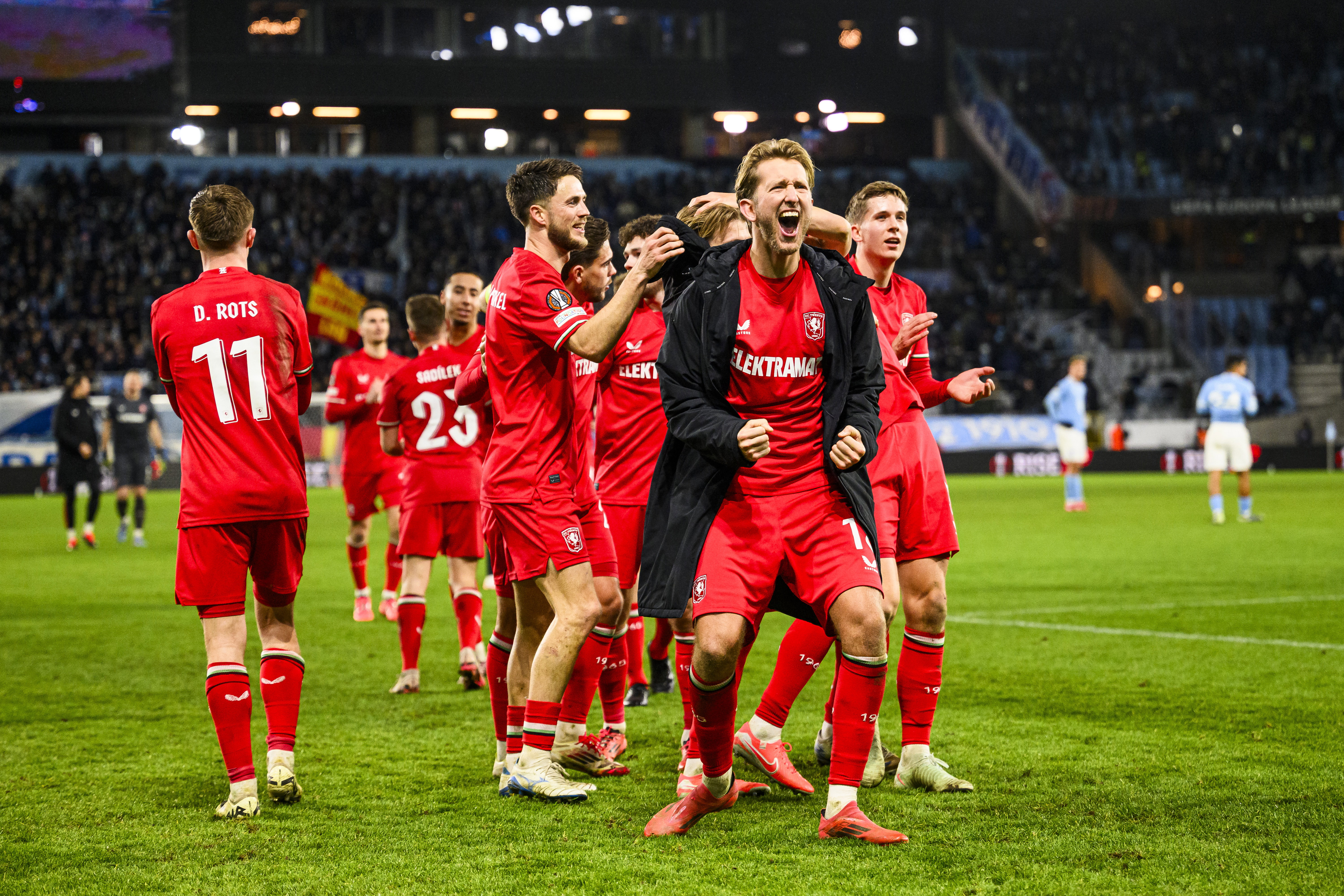 Michel Vlap viert de zege van FC Twente in Malmö met de meegereisde fans