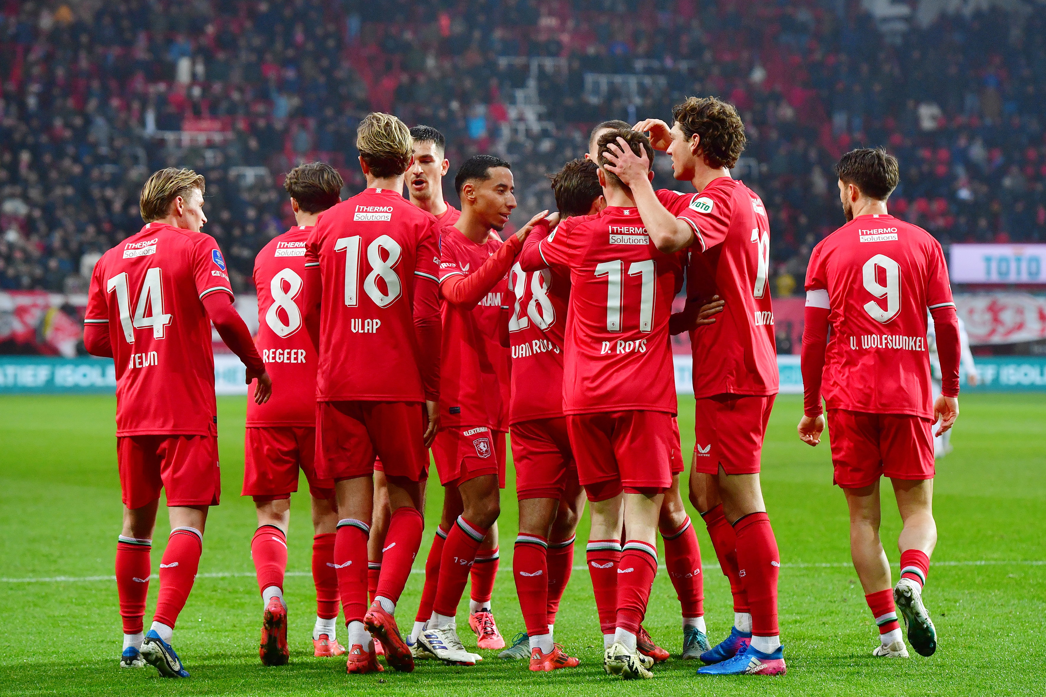 FC Twente-spelers vieren de goal van Bart van Rooij tegen FC Groningen
