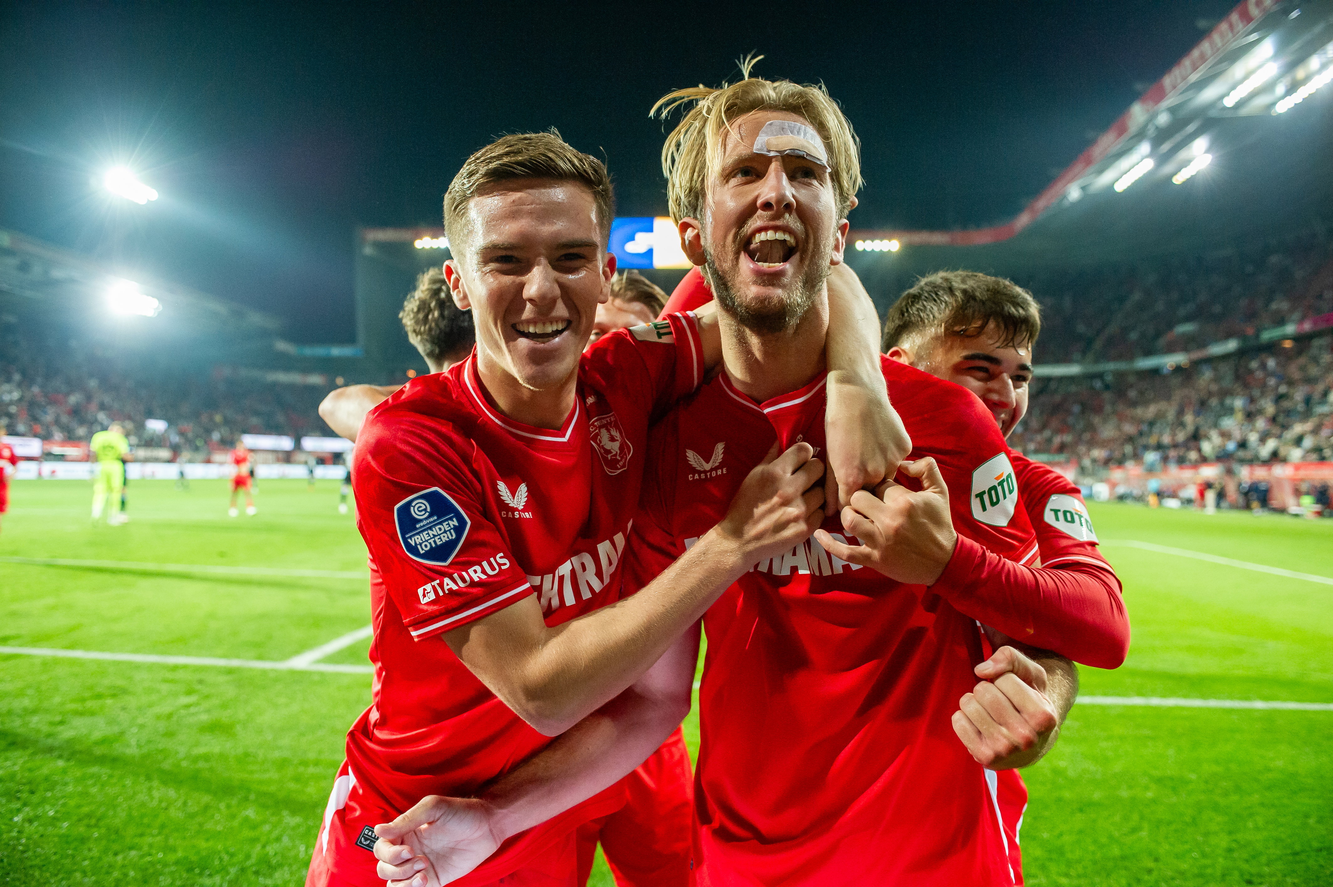 Daan Rots en Michel Vlap vieren een treffer