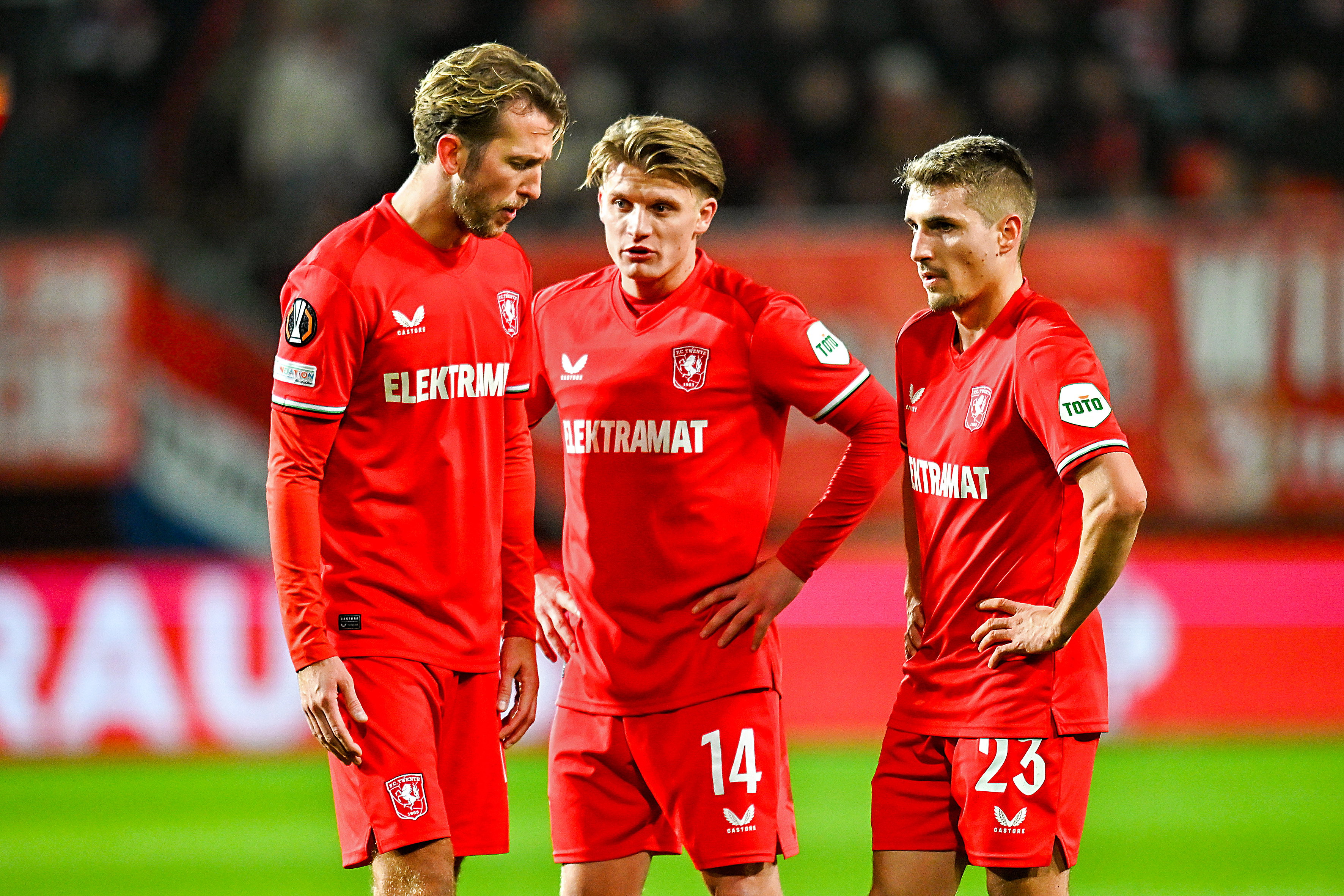 Michel Vlap, Sem Steijn en Michal Sadilek overleggen in De Grolsch Veste
