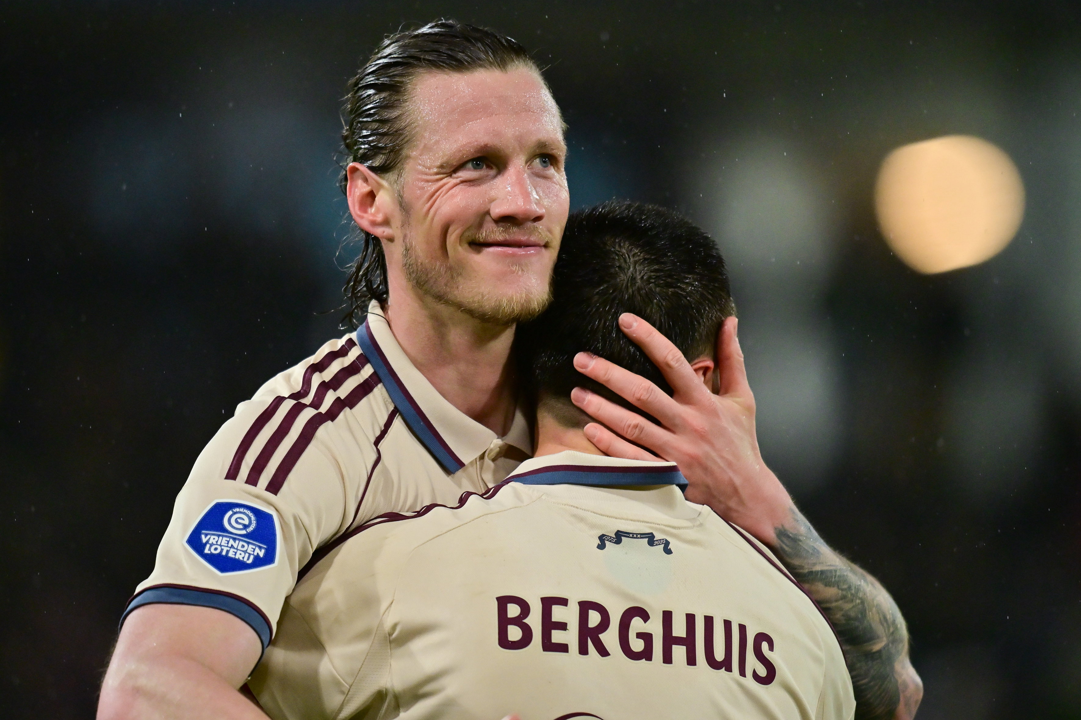 Wout Weghorst knuffelt Steven Berghuis na een goal