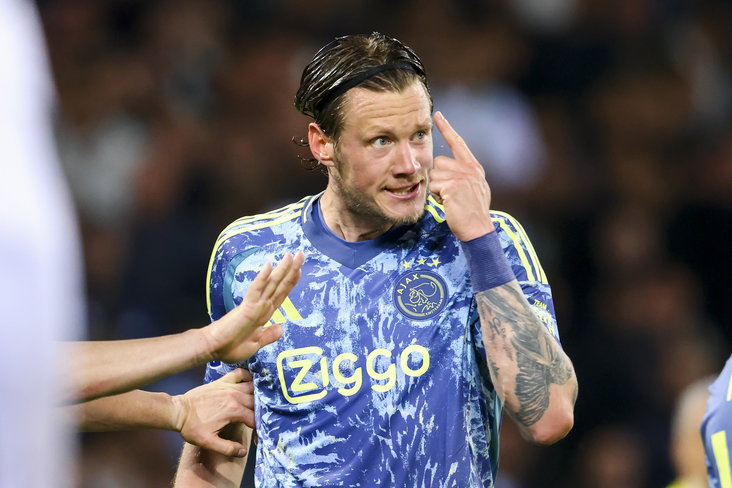Wout Weghorst wijst naar zijn hoofd