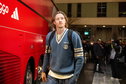 Wout Weghorst loopt naast de spelersbus van Ajax