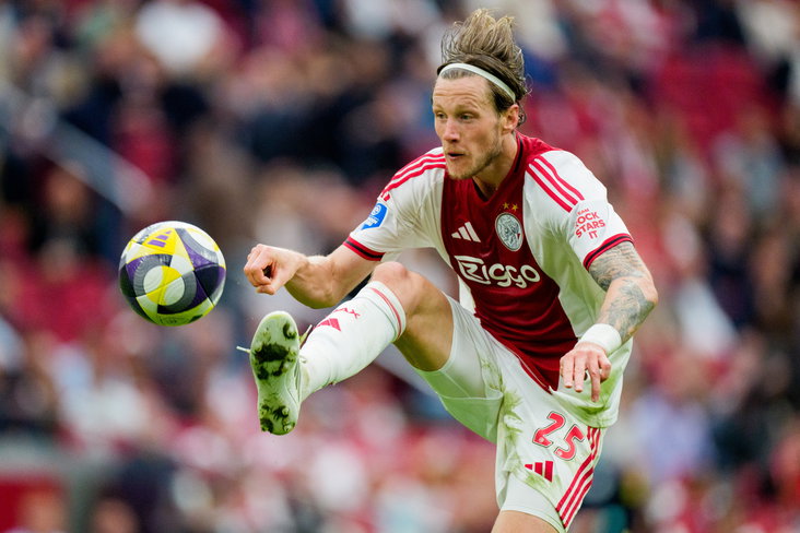 Wout Weghorst probeert een hoge bal te controleren