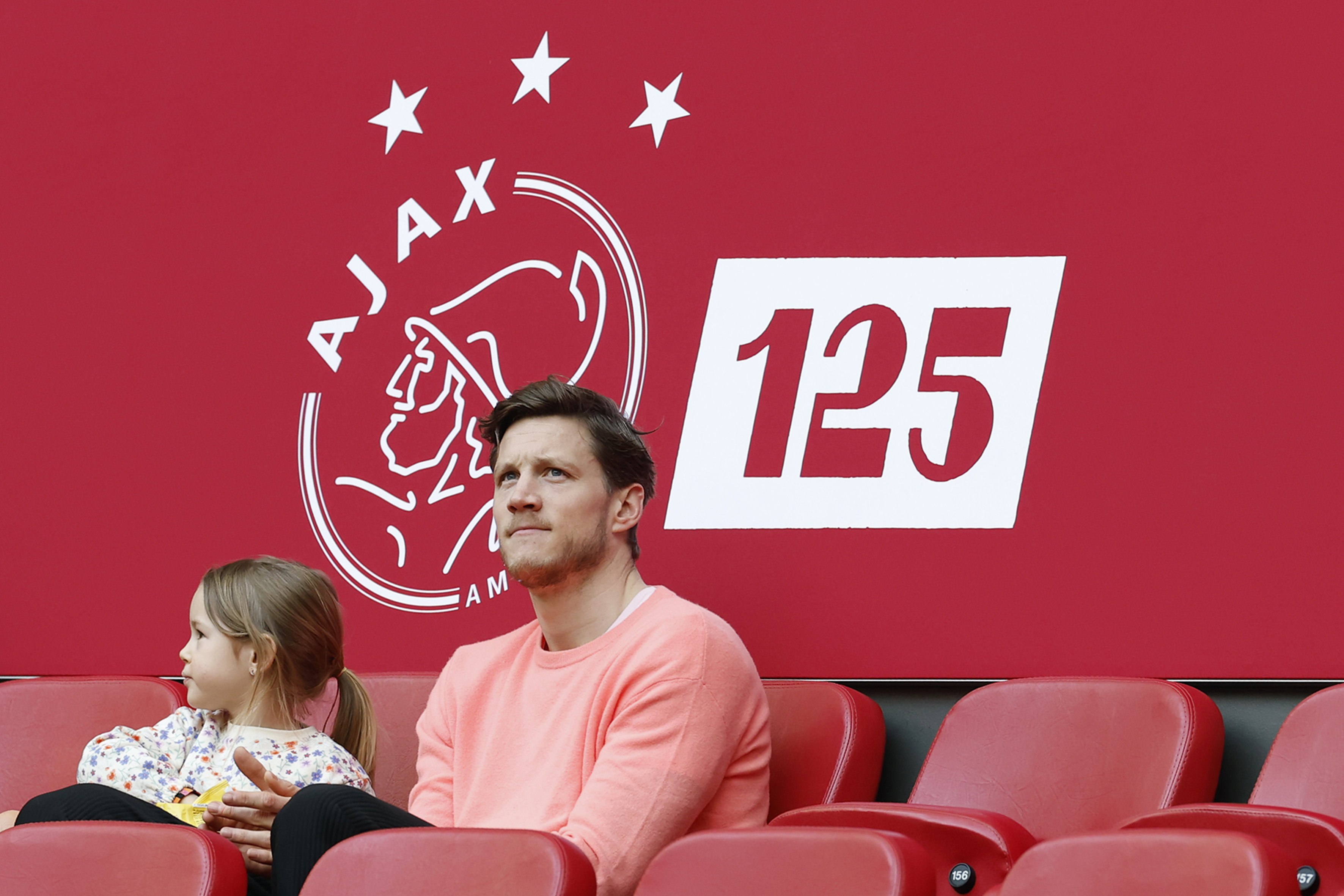 Wout Weghorst op de tribune in de Johan Cruijff Arena