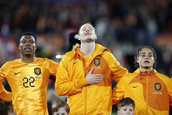 Wout Weghorst en Xavi Simons zingen het 'Wilhelmus' in De Kuip