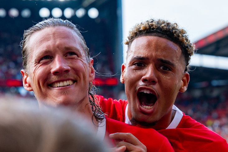 Wout Weghorst en Daouda Weidmann vieren een goal van FC Twente in De Grolsch Veste