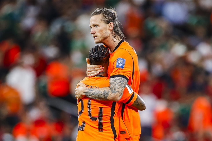 Wout Weghorst omhelst Crysencio Summerville na de uitschakeling op het WK