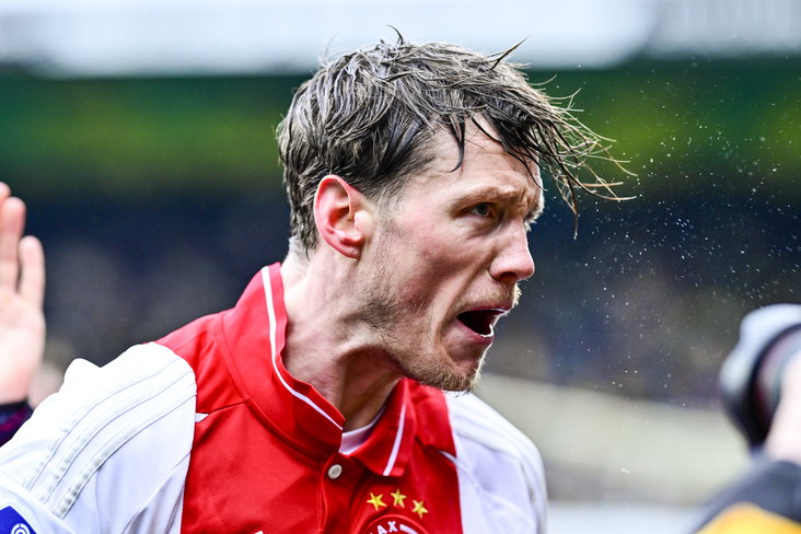 Wout Weghorst juicht na een goal van Ajax
