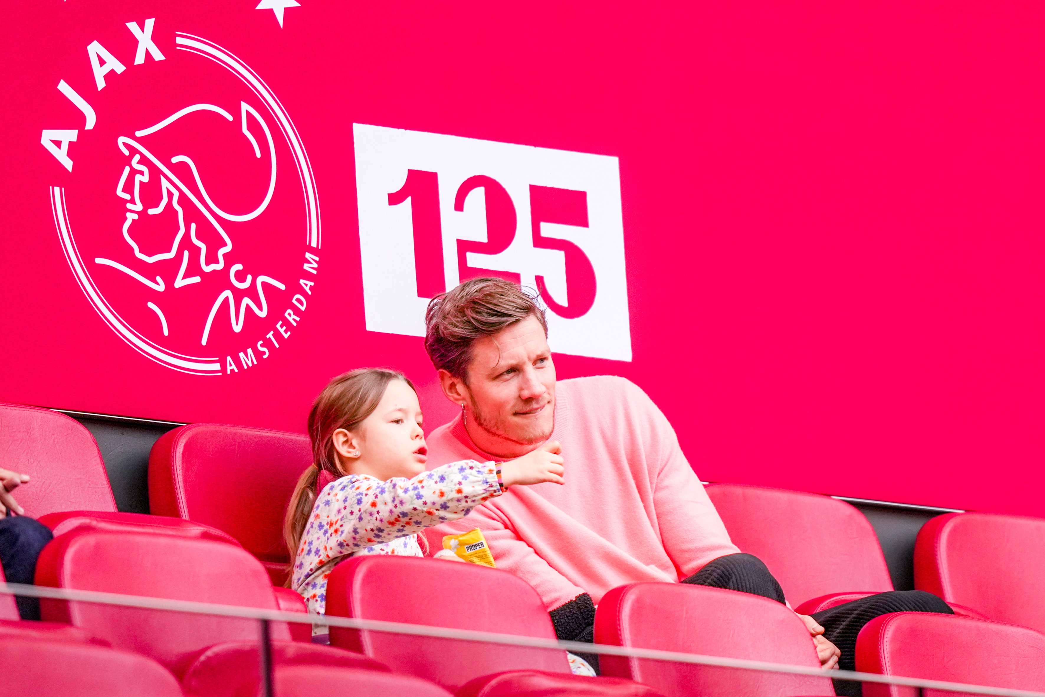 Wout Weghorst met zijn dochtertje op de tribune bij Ajax