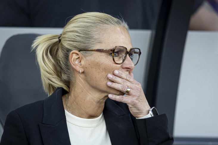 Sarina Wiegman tijdens Engeland - Zweden