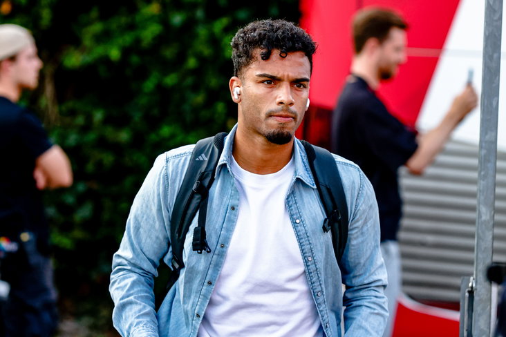 Owen Wijndal bij de spelersbus van Ajax
