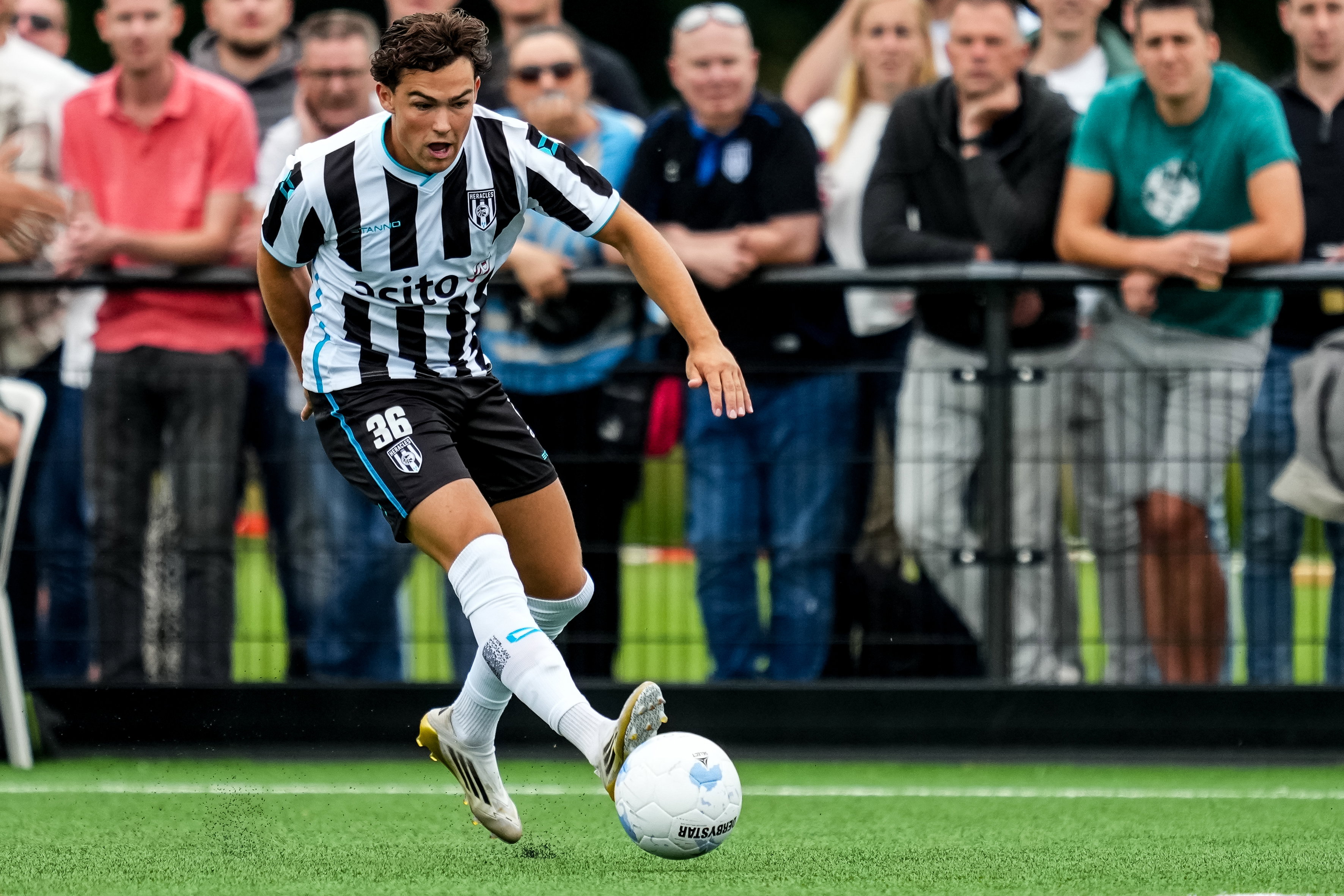 Jeppe Wijnreder aan de bal in Almelo