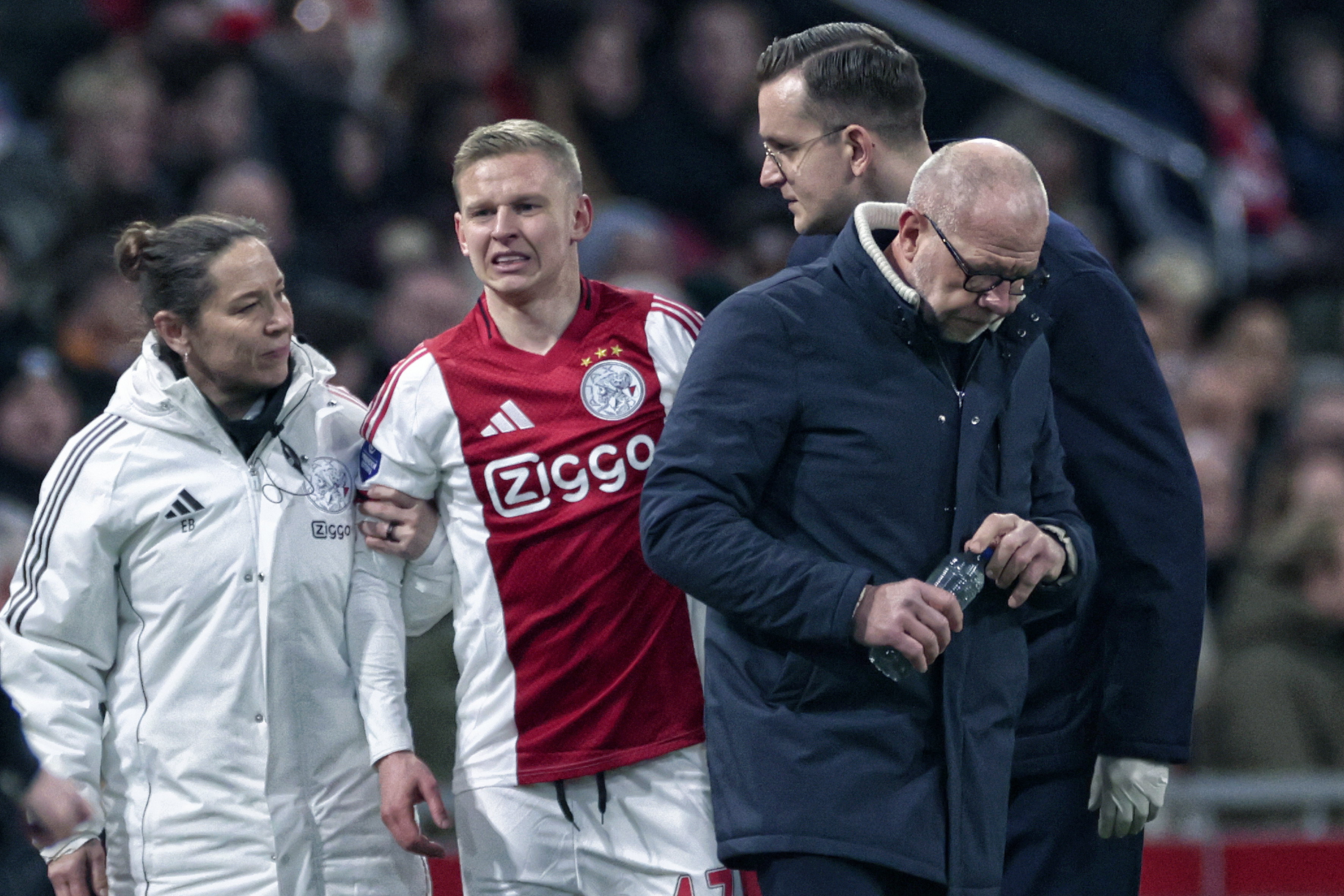 Oleksandr Zinchenko verlaat geblesseerd het veld bij Ajax